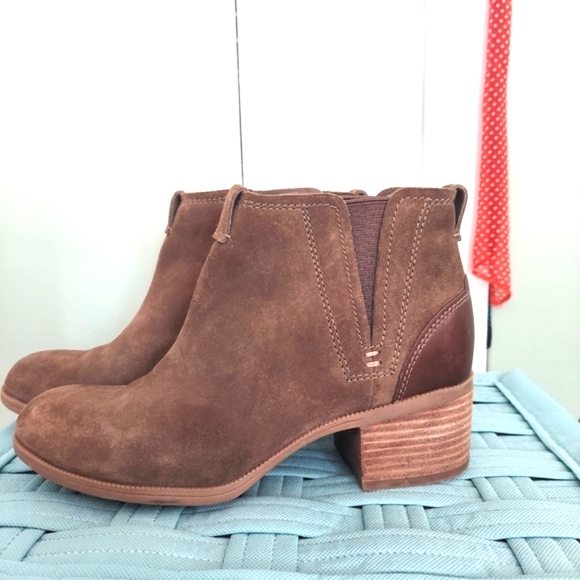 Clarks Brown Suede Ankle Boots - Picture 1 of 13